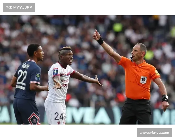 场边花絮：克莱蒙球迷在球队确定降级后，依然高唱队歌直至终场